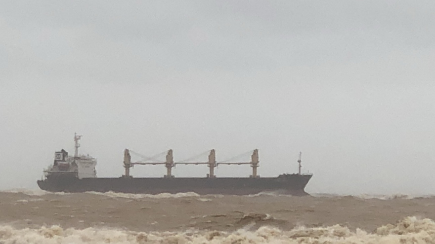 Một tàu hàng với 20 thuyền viên mắc cạn trên vùng biển Quảng Trị